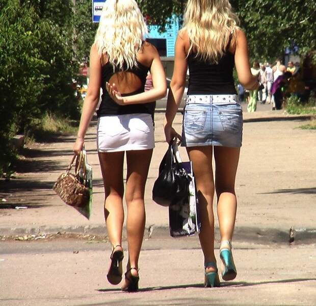 Где девочки гуляют. Девушка гуляет. Девушки москвички. Две девушки гуляют. Девочка гуляет.