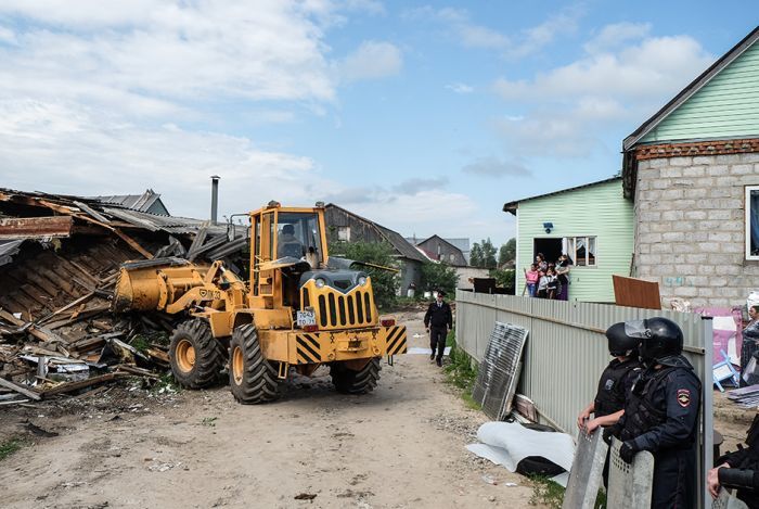 Под Тулой равняют с землей нелегальный цыганский городок