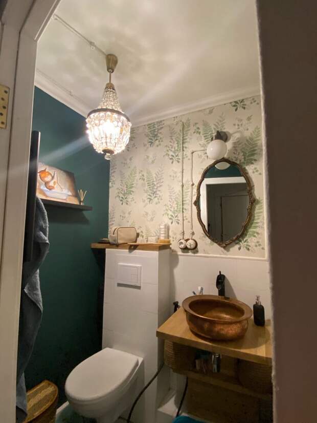 Заходим в ванную комнату (она объединена с уборной) и первое, что видим — это чехословацкая люстра, купленная на Авито, хенд-мейд столешница и медная китайская раковина