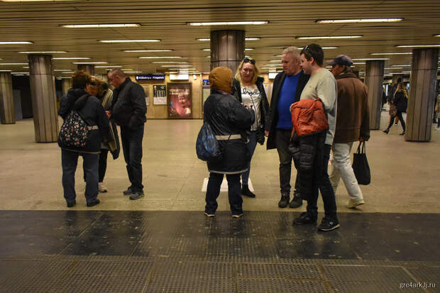 Контролёры на выходе из метро, Будапешт