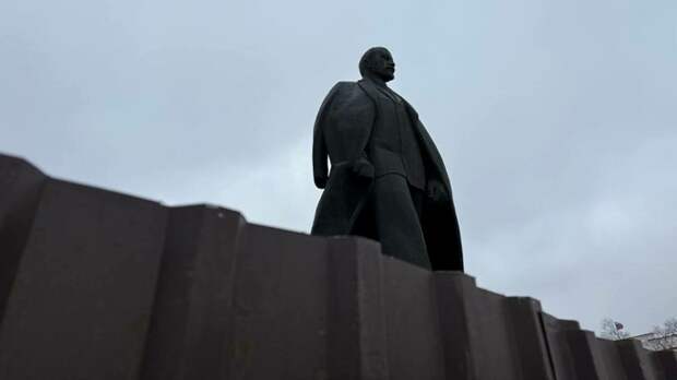 Ленин за "железным занавесом". В Барнауле готовят к реставрации статую вождя пролетариата