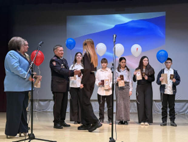 В Самарской области полицейские и представители «Движения Первых» вручили подросткам их первые паспорта