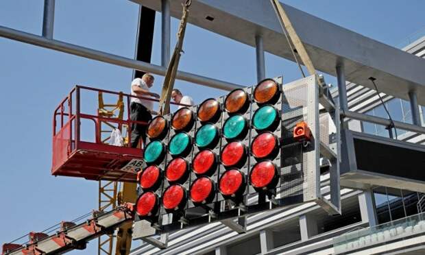 Светофор, который устанавливают на гоночной трассе в Сочи. | Фото: yaplakal.com.