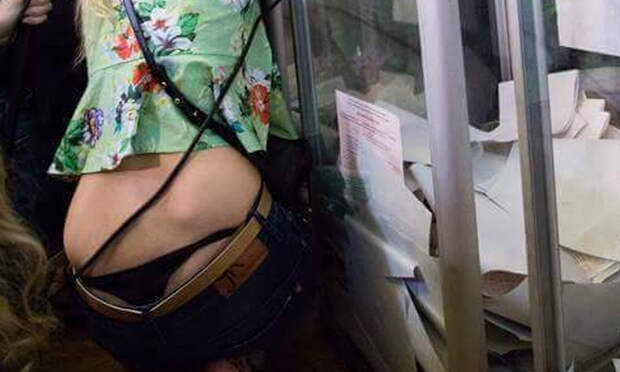 В сети набирает популярность откровенное фото журналистки возле Порошенко