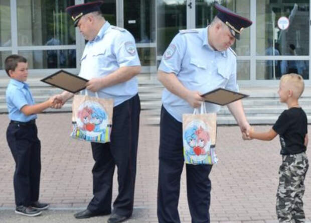 Подростки коломна. Добрый полицейский. Добрая полиция. Добрые поступки полиции. Полиция Коломна.