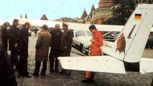 Самолетик Матиаса Руста у храма Василия Блаженного в Москве 28 мая 1987 года – в день погранвойск СССР.
