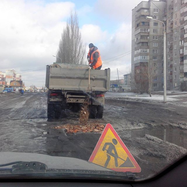 Омские дороги выглядят так, как будто там закончилась не зима, а война