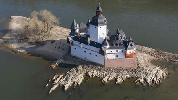 Выгодное местоположение Pfalzgrafenstein Castle позволило собирать пошлины со всех идущих кораблей и лодок (Кауб, Германия). | Фото: romantischer-rhein.de.