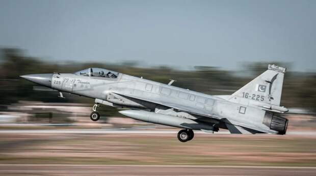 «Надвигается гром»: JF-17 уверенно обходит западные истребители по цене