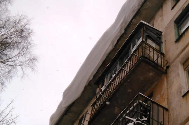 Под Тверью из-за скопления снега обрушилась крыша многоквартирного дома