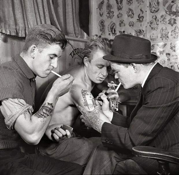 Мужчины в тату-салоне около 1920-х годов
