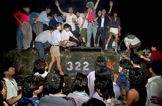 Одна из самых знаменитых фотографий протеста на Тяньаньмэнь-1989. А ведь с обеих сторон противостояния стоят фактически ровесники: студенты и солдаты.-26