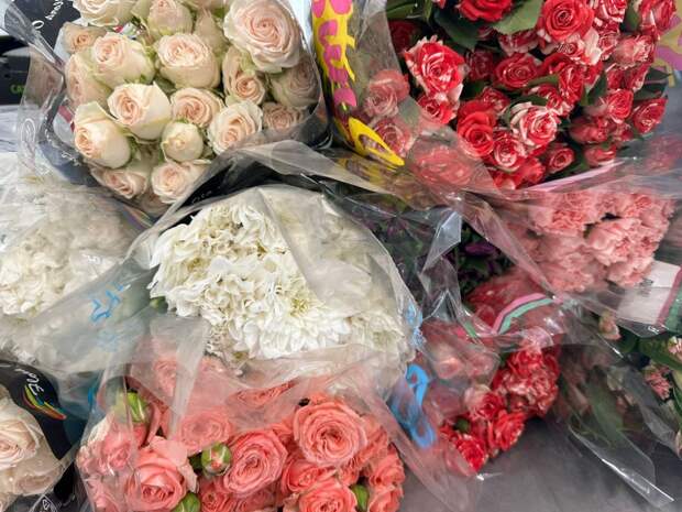 Через таможню проходят ежесуточно 450 тонн цветов к 8 Марта
