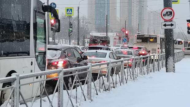 Петербург не справился с еще одной метелью: город застрял в пробках