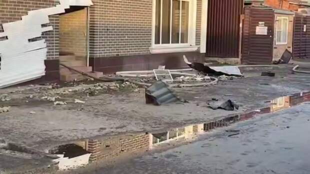 Курск! Идет эвакуация, дрон упал во двор многоэтажки, повреждена крыша