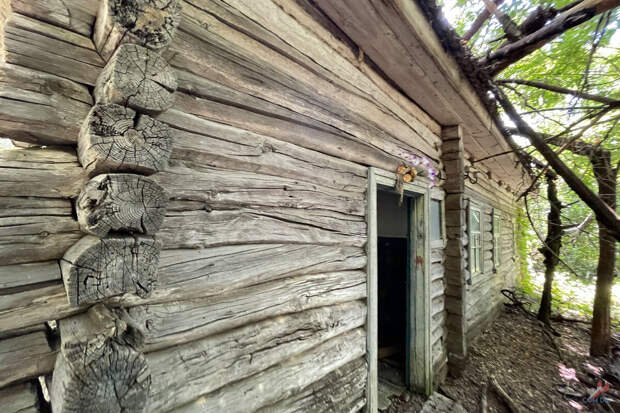 Заброшенный дом в селе Красно. 