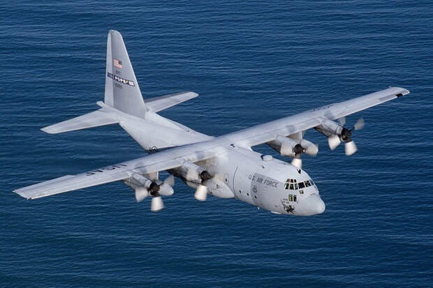 Военно-транспортный самолет C-130 Hercules Фото: U.S. Air Force/Wikimedia.org Военно-транспортный самолет C-130 Hercules Фото: U.S. Air Force/Wikimedia.org