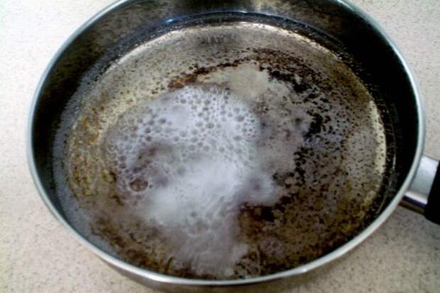 Снимайте сковороду с огня, добавляйте две ложки соды и смотрите, как она резво пузырится