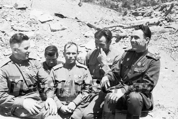 Л.И. Брежнев (справа на фото), Малая земля, 1943 г., фото М.Трояновского. 