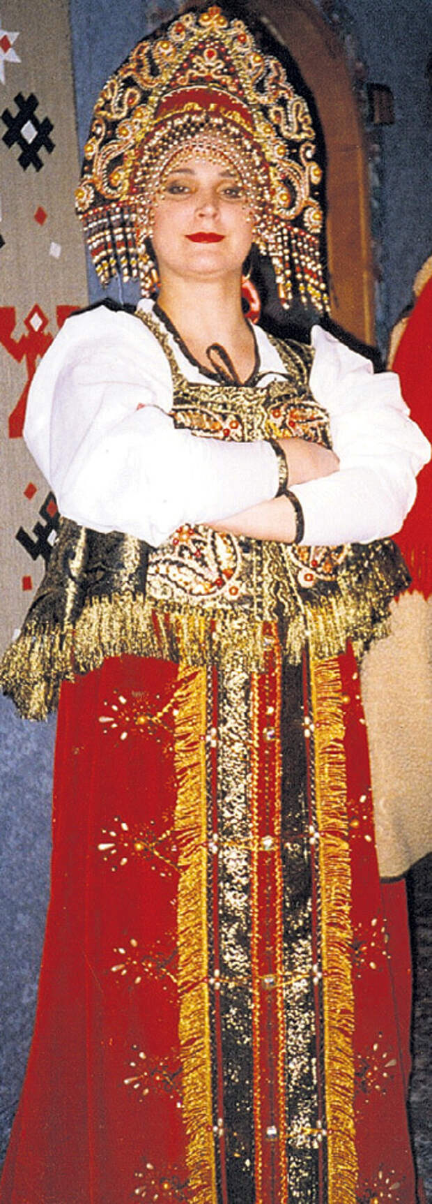 Мама Света в русском народном костюме