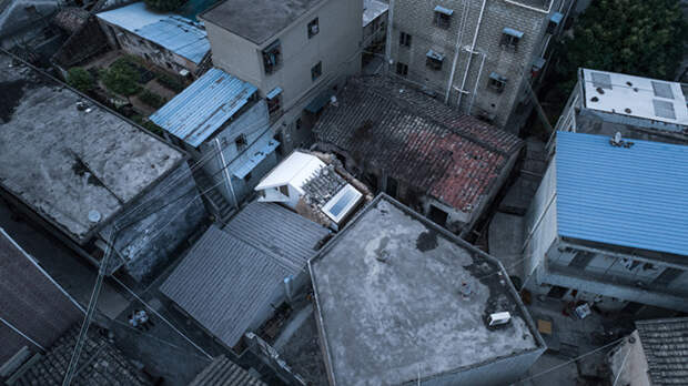 Древние дома разрушать по закону нельзя, нужно только восстанавливать (Plugin House, Китай). | Фото: designboom.com.