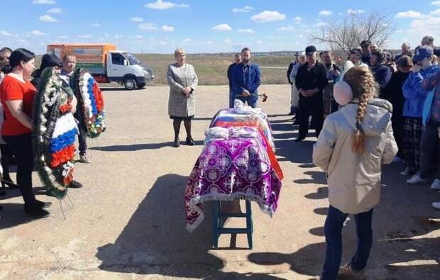 В селах Камызякского района попрощались с тремя бойцами СВО