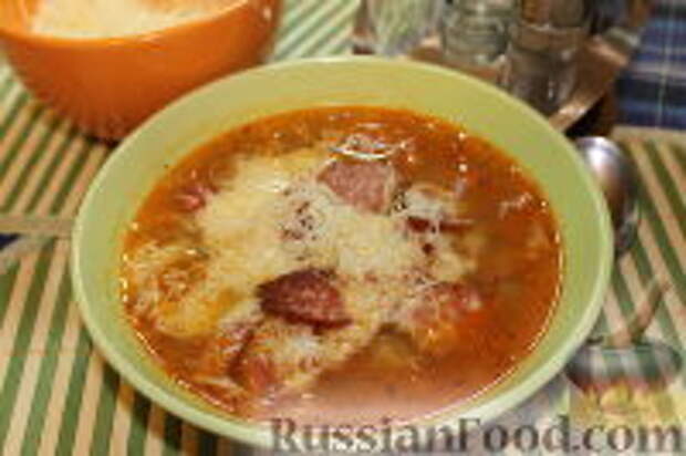 Фото к рецепту: Чечевичный суп с копченой колбасой и пармезаном