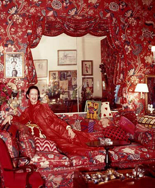Диана Вриланд разбиралась в моде... и обожала красный. Квартира в красных тонах, неизменный красный маникюр, красная помада и вечерние платья... 