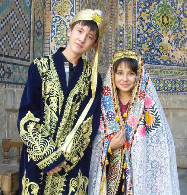 Узбеки в национальных костюмах