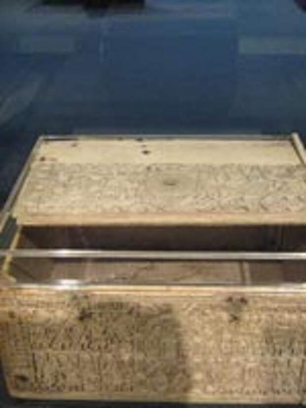 Шкатулка из Британского музея со славянскими рунами, передняя панель