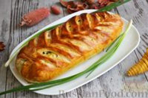 Фото к рецепту: Штрудель из слоёного теста с курицей, грибами и сыром