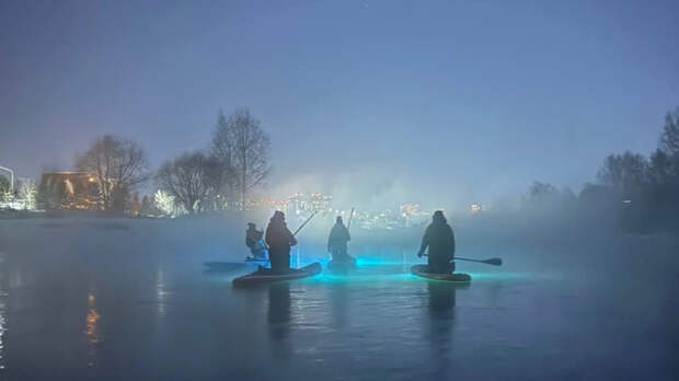 Челябинцы в мороз устроили экстремальную прогулку на сапах по реке и "очутились в сказке"