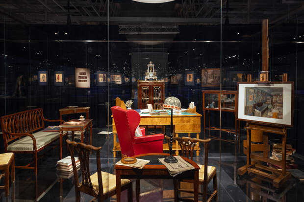 Экспозиция выставки «Все Бенуа — всё Бенуа»