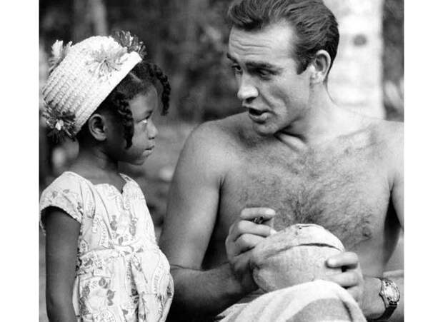 Шон Коннери ставит автограф на кокосе для ямайской девочки во время съемок "Доктора "Нет" в 1962 году. интересные фото, история