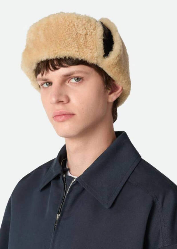Модный дом «Bottega Venetta» презентовал в зимней коллекции русскую шапку-ушанку