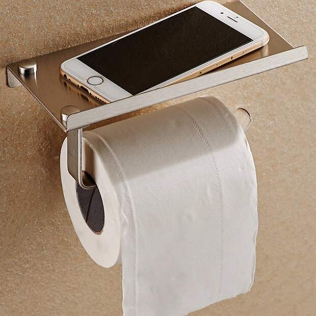 Держатель для рулона туалетной бумаги с полкой, предназначенной для фиксации мобильного телефона.
