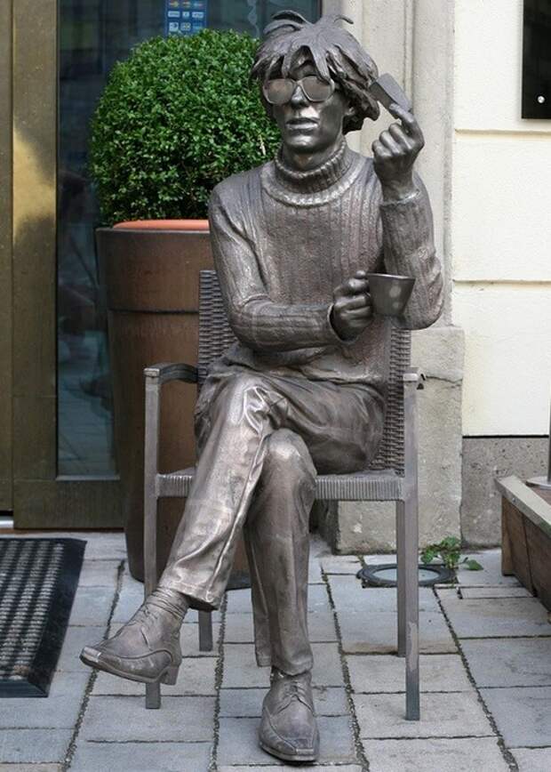Статуя Энди Уорхол.