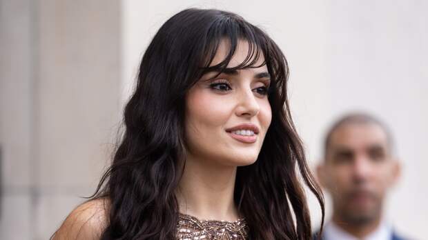 Актрису Ханде Эрчел раскритиковали за выход в прозрачном топе