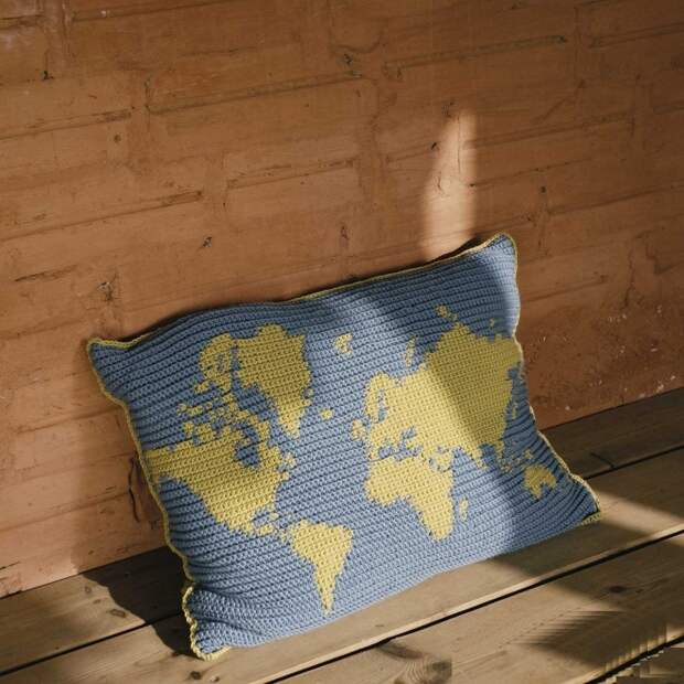 Подушка с картой мира