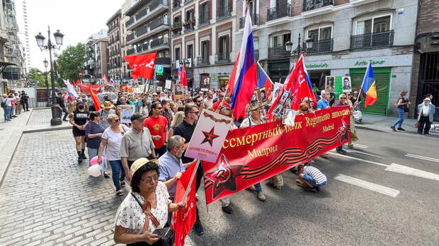 Сотни людей приняли участие в акции "Бессмертный полк" в Мадриде