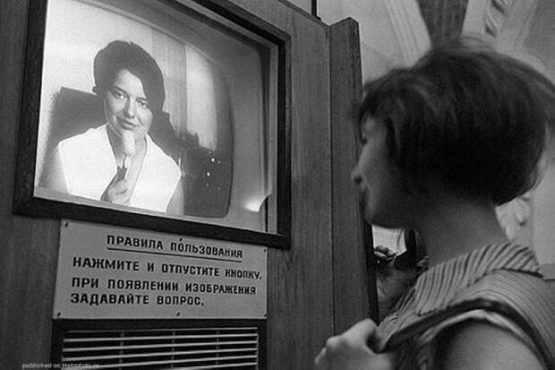 1968 год, Москва. На станции "Комсомольская" проходит вебинар по мастерству орального секса. СССР, прикол, советский союз, фотография