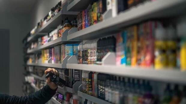 Покупка жидкости для вейпа / Фото: unsplash.com