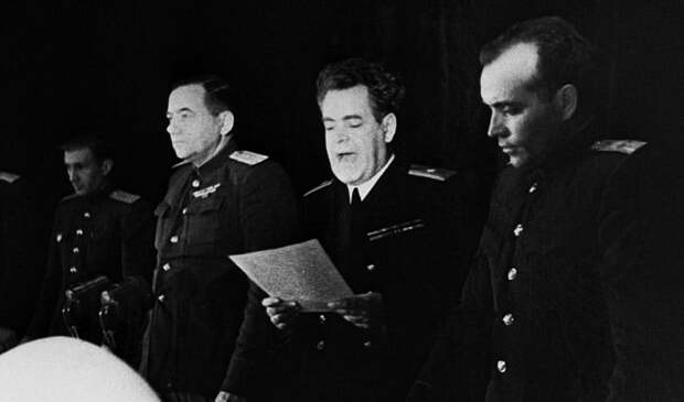 Обвинительную речь произносит генерал-майор юстиции Д.Д. Чертков (в центре снимка)