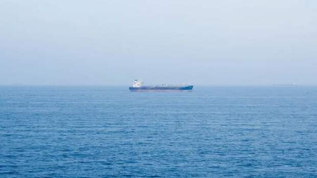 Супертанкеры на огромной скорости проскакивают Ормузский пролив