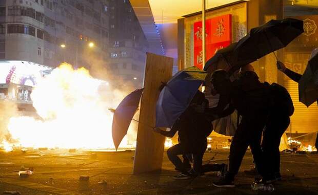 На фото: во время антиправительственных протестов в Гонконге