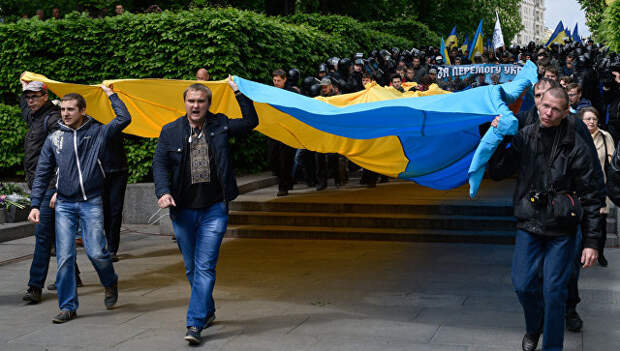 Марш участников Организации украинских националистов С14 (запрещенная в России), протестующих против акции Бессмертный полк в Киеве. 9 мая 2017 Марш участников Организации украинских националистов С14 (запрещенная в России), протестующих против акции Бессмертный полк в Киеве. 9 мая 2017