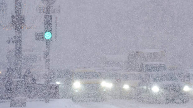 Камчатку засыпало снегом: перекрыты дороги и возможны отключения электричества