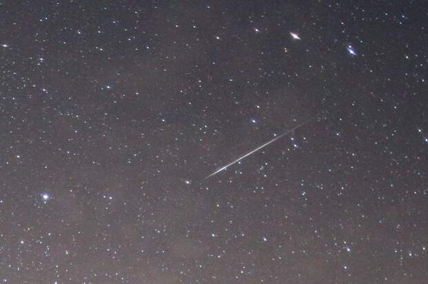 Метеор Квадрантид на фоне Малой Медведицы