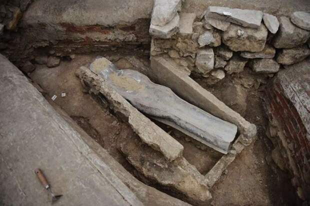 В ходе реставрации в Нотр-Даме нашли гробницы XIV века