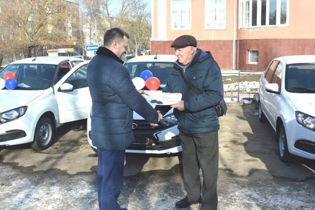 Соцфонд вручил новые машины восьми тулякам, пострадавшим на производстве